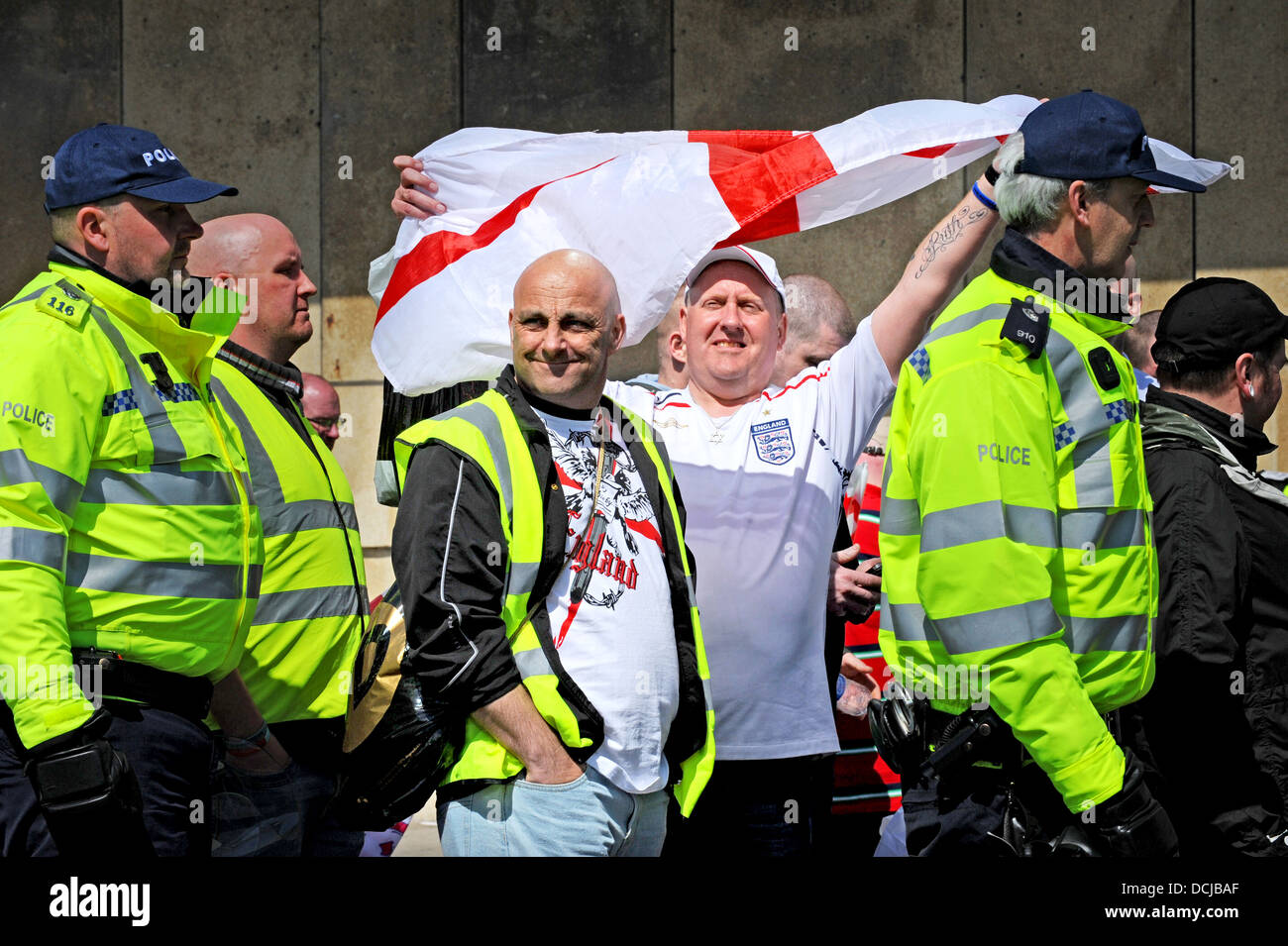 Police keep members of the English Defence League and anti fascists protesters separate during an EDL march through Brighton Stock Photo
