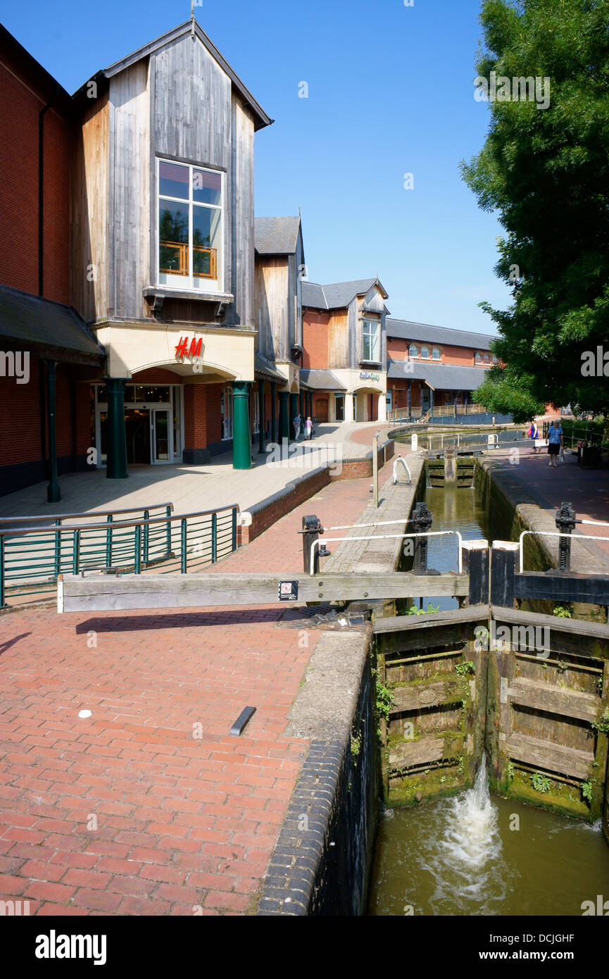 Banbury O2 Locks on Oxford Canal with Castle Quay shopping centre in the ...