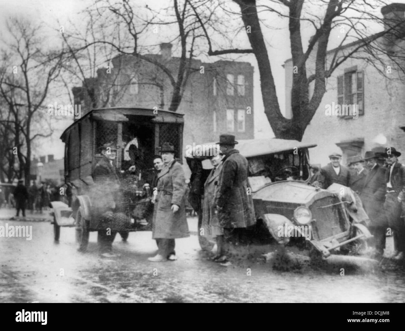 After a thrilling chase through the busiest streets of Washington, ... a couple of bootleggers and their car come to grief at the hands of the Capitol police, 1922 Stock Photo