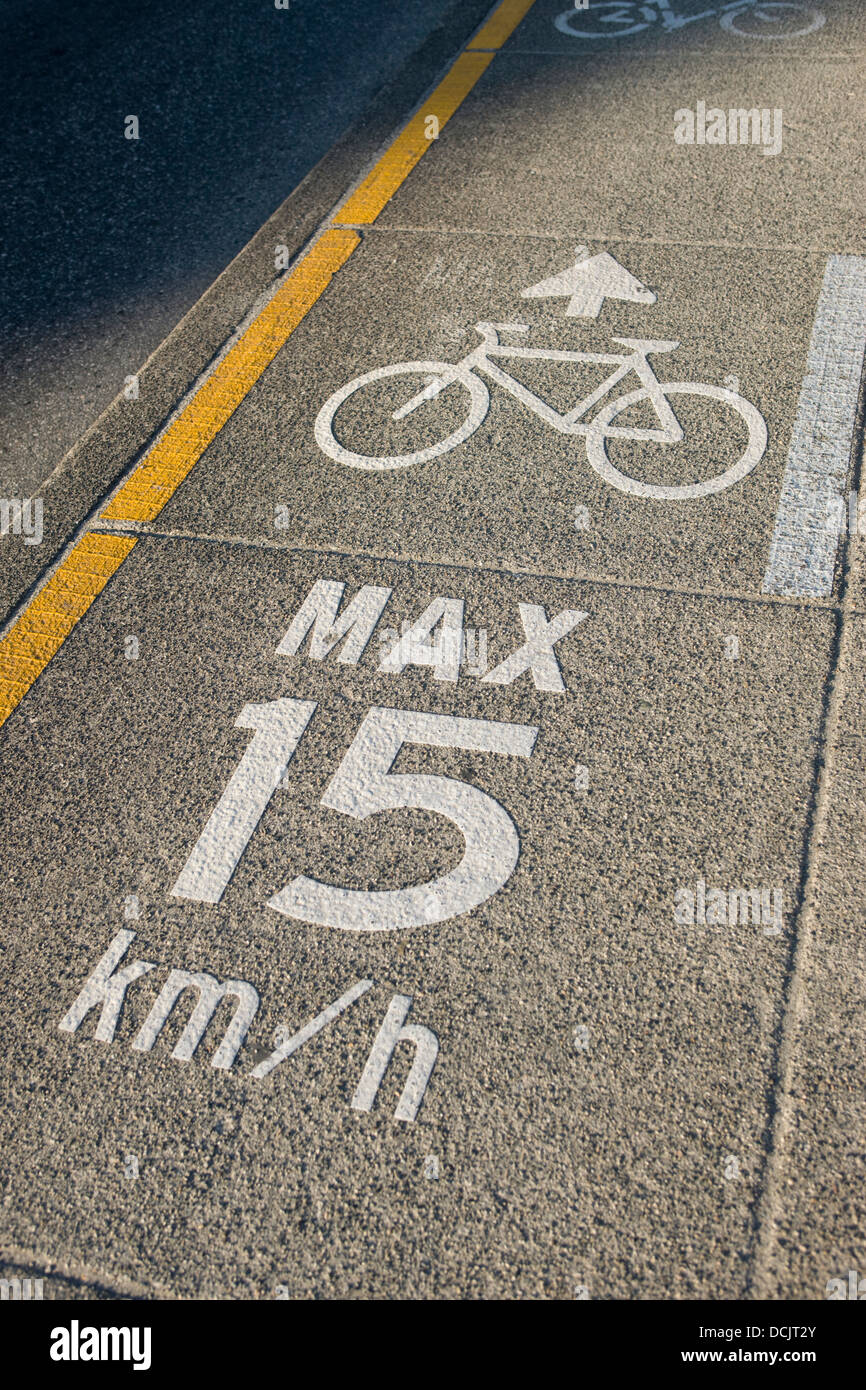 MAX 15 KM/R SPEED LIMIT SIGN ON BIKING LANE VANCOUVER BRITISH COLUMBIA CANADA Stock Photo