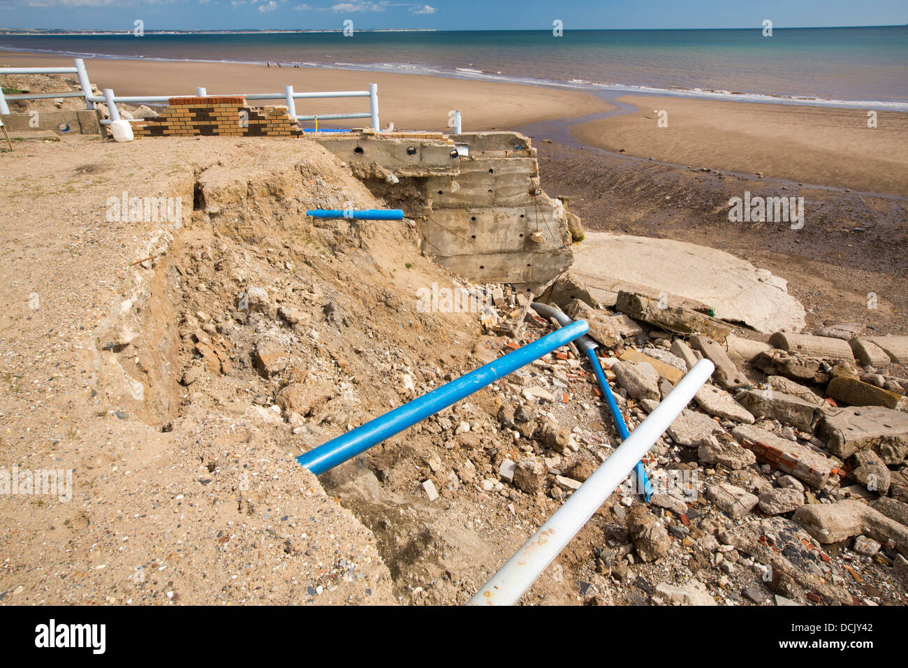 Smashed concrete sea defences at Beach Bank Caravan Park in Ulrome near Skipsea Stock Photo