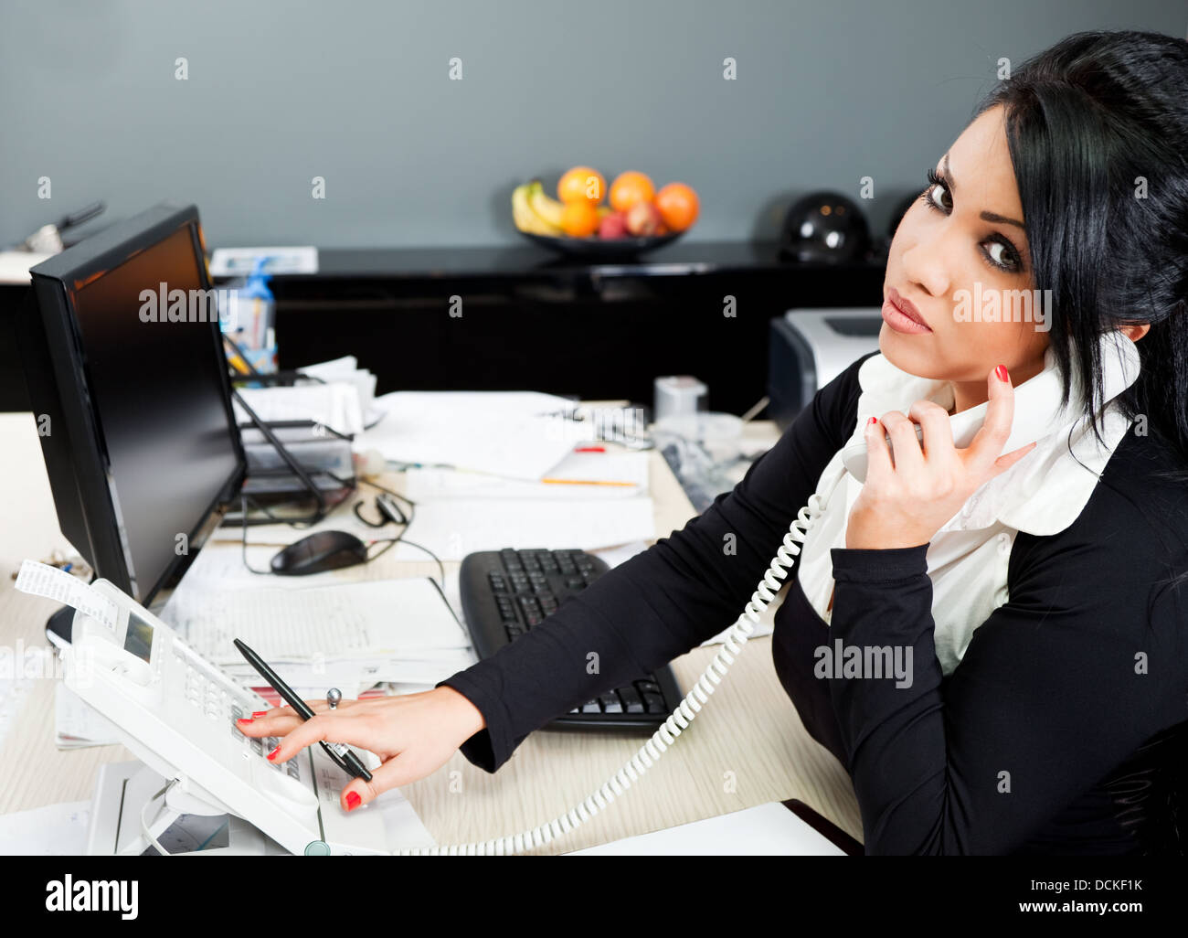 Занятая современная женщина. Стресс родителей. Встреча с работодателем. Многофункциональный журналист. Женщина на работе.