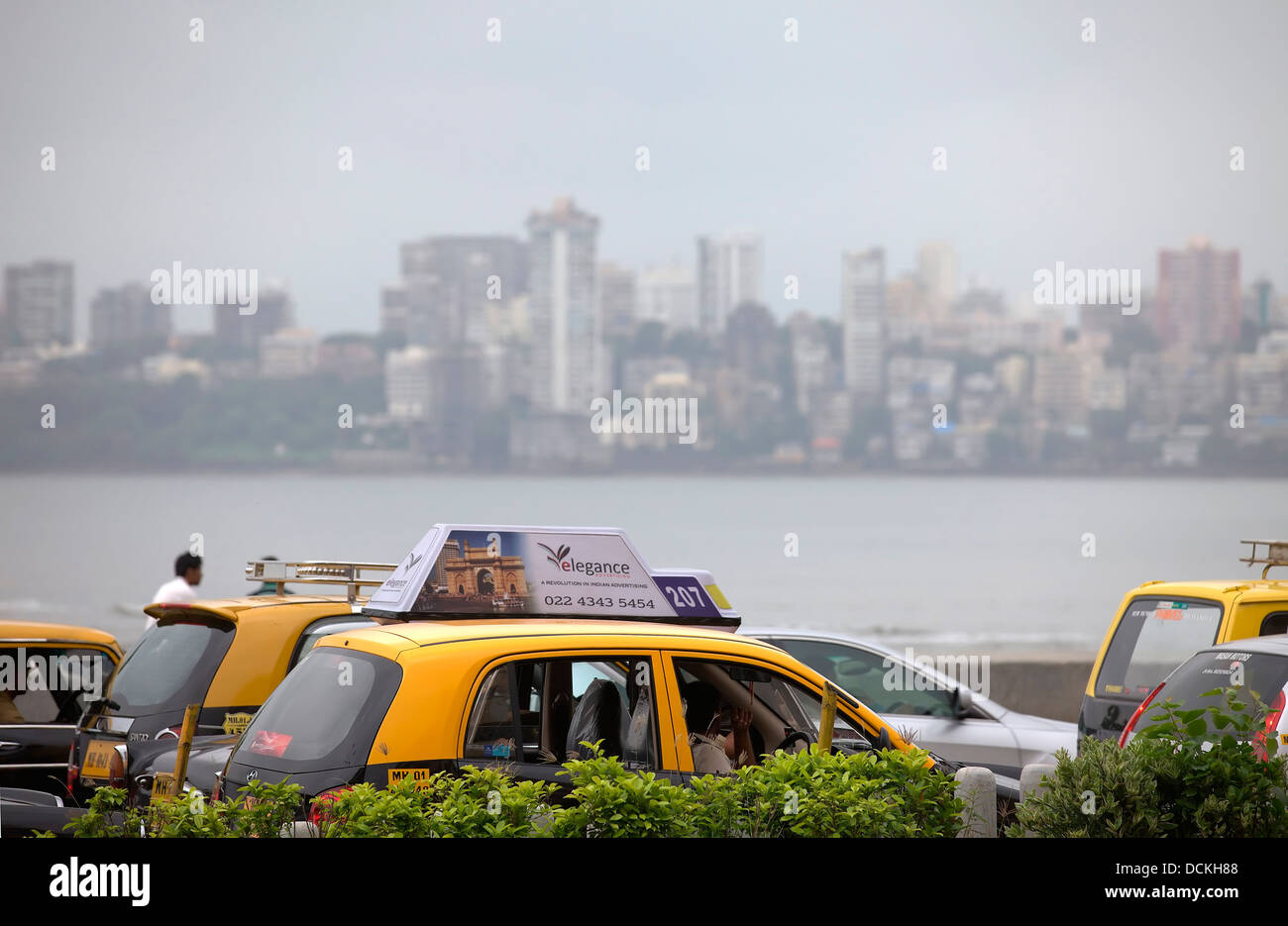 Scene,Mumbai,Travel Destination,India,Sea,Taxis,Traffic,Marine Drive