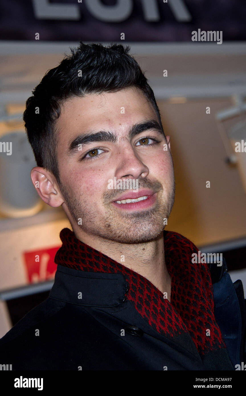 Joe Jonas promotes his new album, 'Fastlife,' at Virgin Megastore