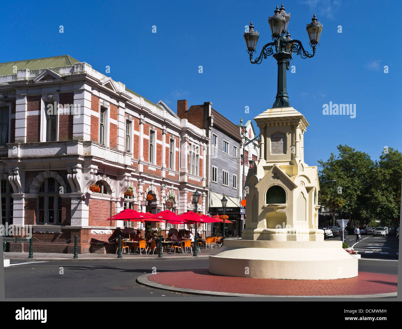 dh Victoria Avenue WANGANUI NEW ZEALAND People alfresco cafe colonial buildings city centre fountain roundabout Stock Photo