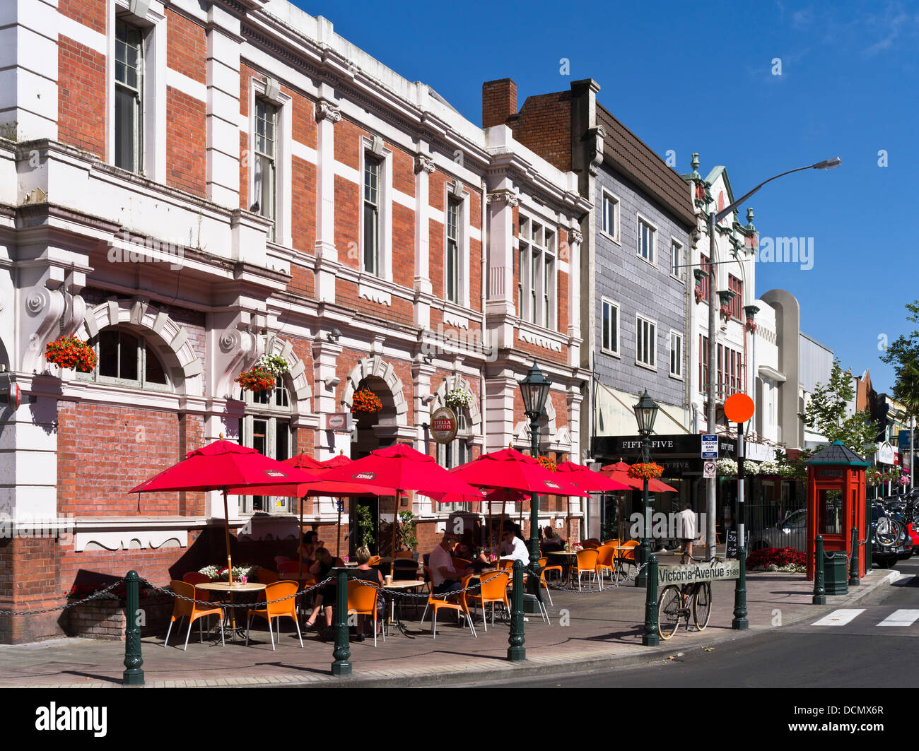 dh Victoria Avenue WANGANUI NEW ZEALAND People alfresco cafe colonial buildings city centre Stock Photo