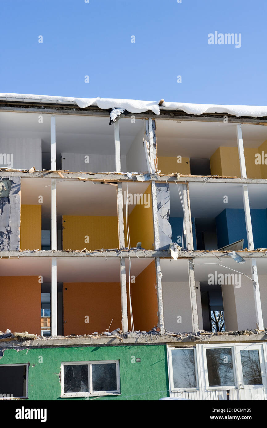 Earthquake damaged apartment building hires stock photography and