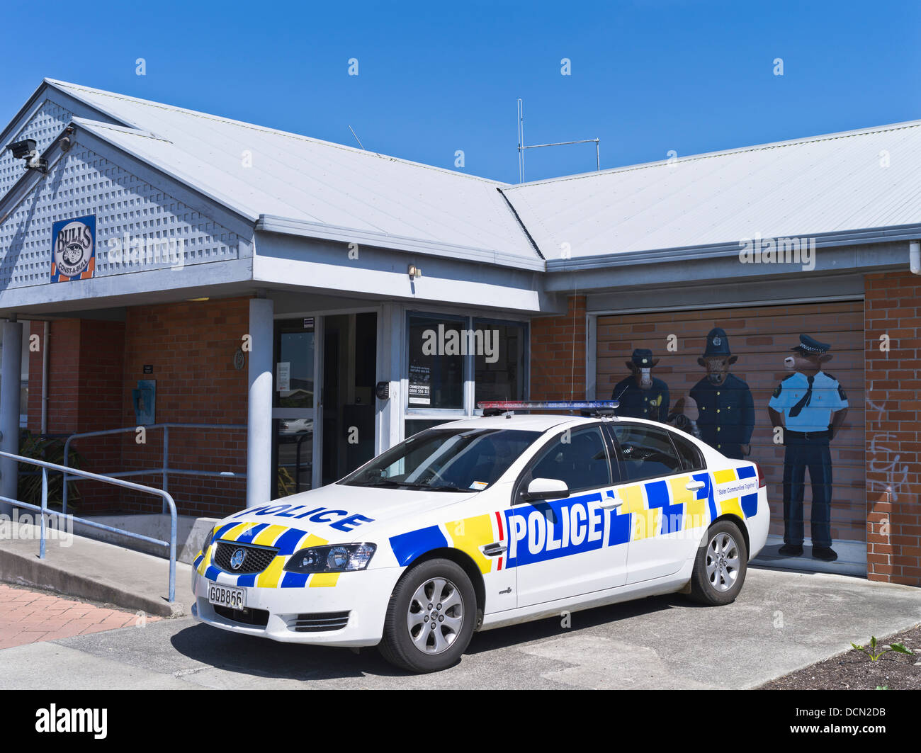 dh  BULLS NEW ZEALAND Bulls ConstABull Police station and NZ police car Stock Photo