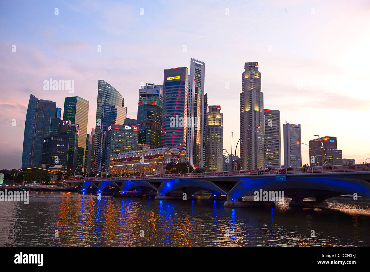 Famous landmarks singapore merlion hi-res stock photography and images ...