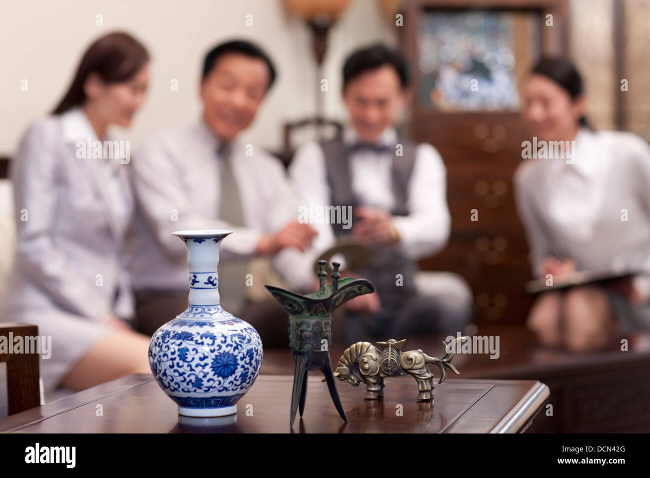 Antique chinese bronze vase hi-res stock photography and images - Alamy