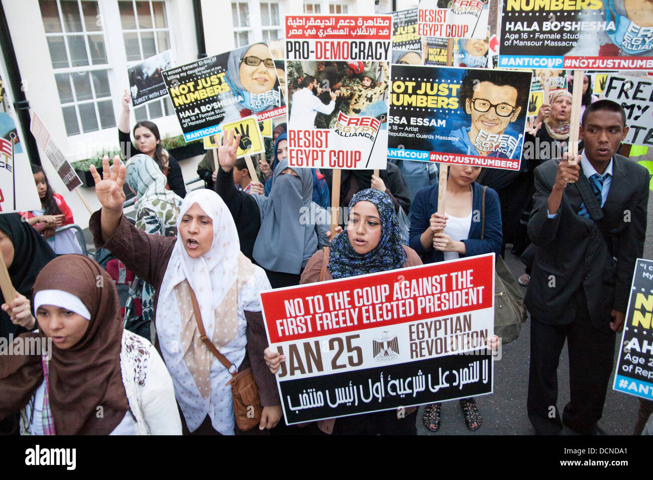 London, 20-08-2013. outside the Egyptian embassy as part of ongoing protests against the military takeover of ousted President Morsi's democratically elected government. Stock Photo