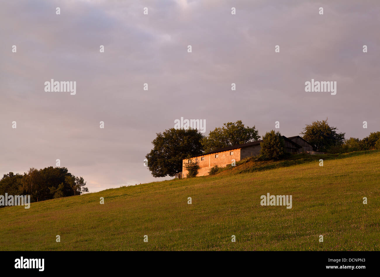 Farm house on hill hi-res stock photography and images - Alamy