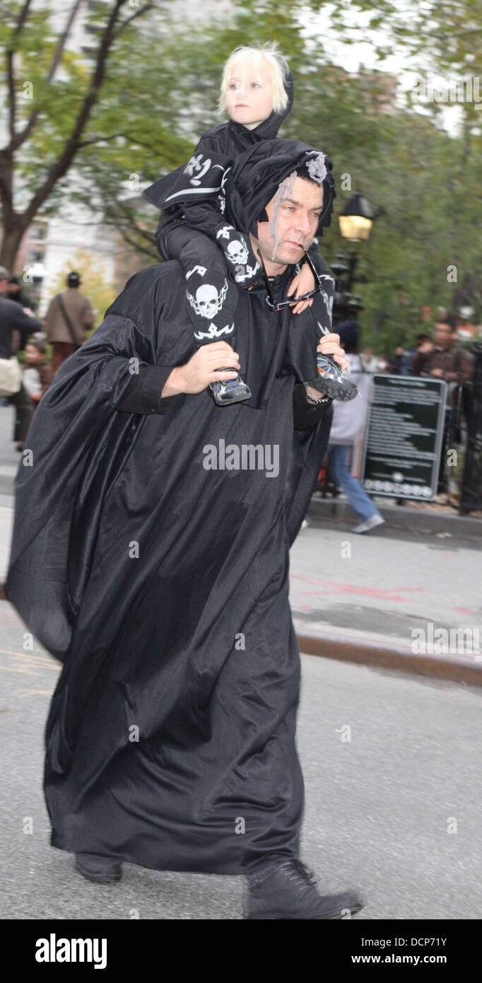 Liev Schreiber and his son Sasha  walking in Washington Square Park, dressed for Halloween. New York City, USA - 31.10.11 Stock Photo