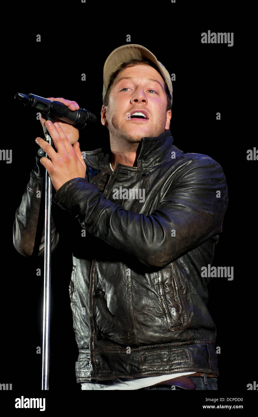 https://c8.alamy.com/comp/DCPDD0/matt-cardle-performs-at-meadowhall-christmas-light-switch-on-sheffield-DCPDD0.jpg