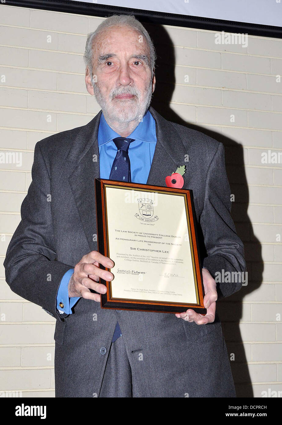 Sir Christopher Lee awarded with an Honorary Life Membership by the UCD Law Society. Dublin, Ireland - 08.11.11 Stock Photo