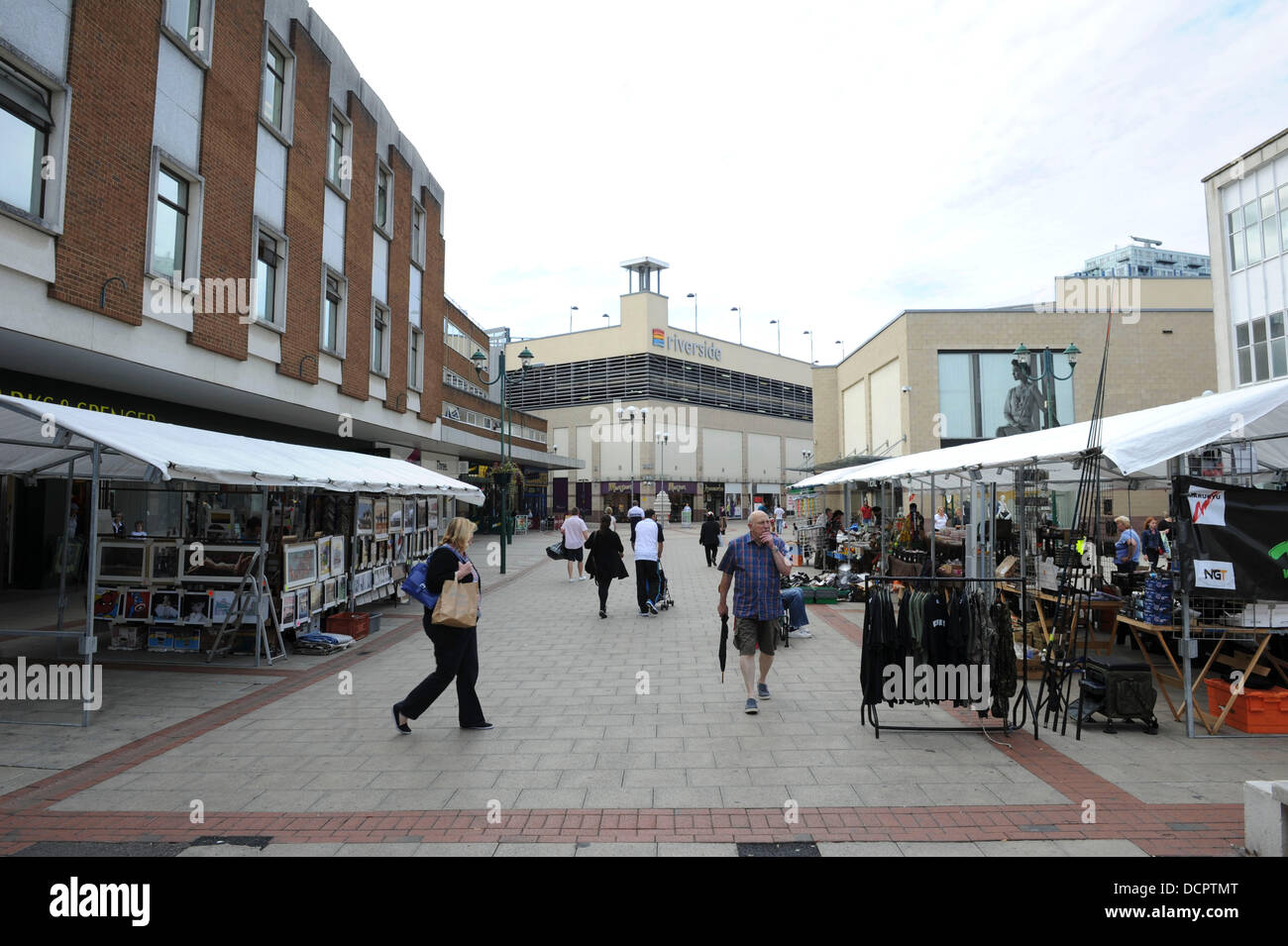 Hemel Hempstead, UK. 20th Aug, 2013. Hemel Hempstead has been named BritainÕs Ugliest Town according to a poll, run by the team behind the Crap Towns publications. The Hertfordshire town won the 'accolade' ahead of Luton, Slough and Bracknell Pictured - Marlowes, Hemel Hempstead Town Centre, Herts. © KEITH MAYHEW/Alamy Live News Stock Photo