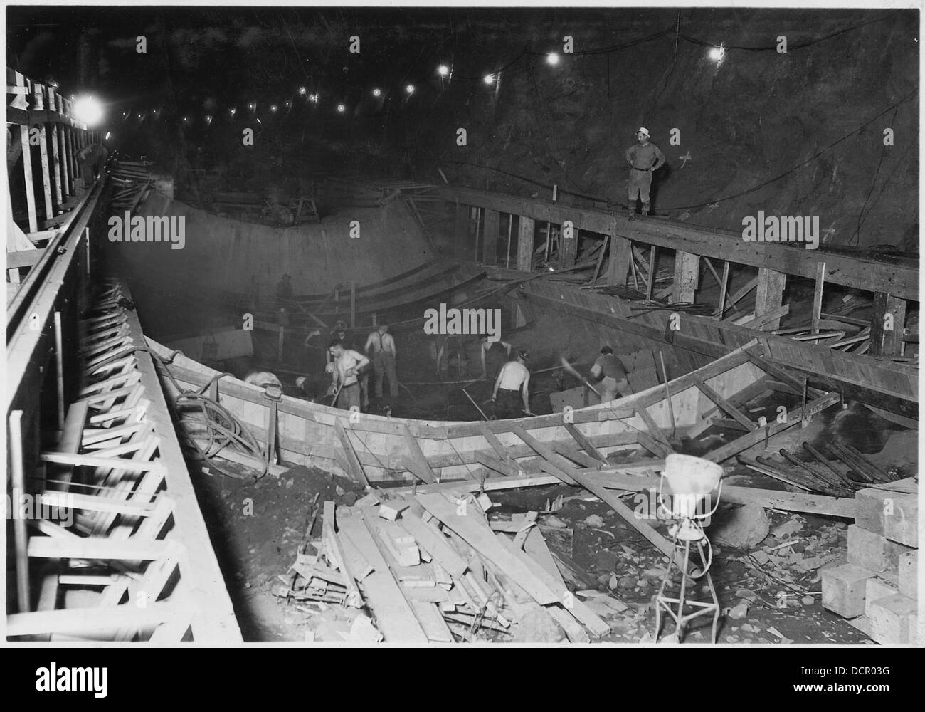 Excavation and forms for tunnel plug lining in diversion tunnel No. 4