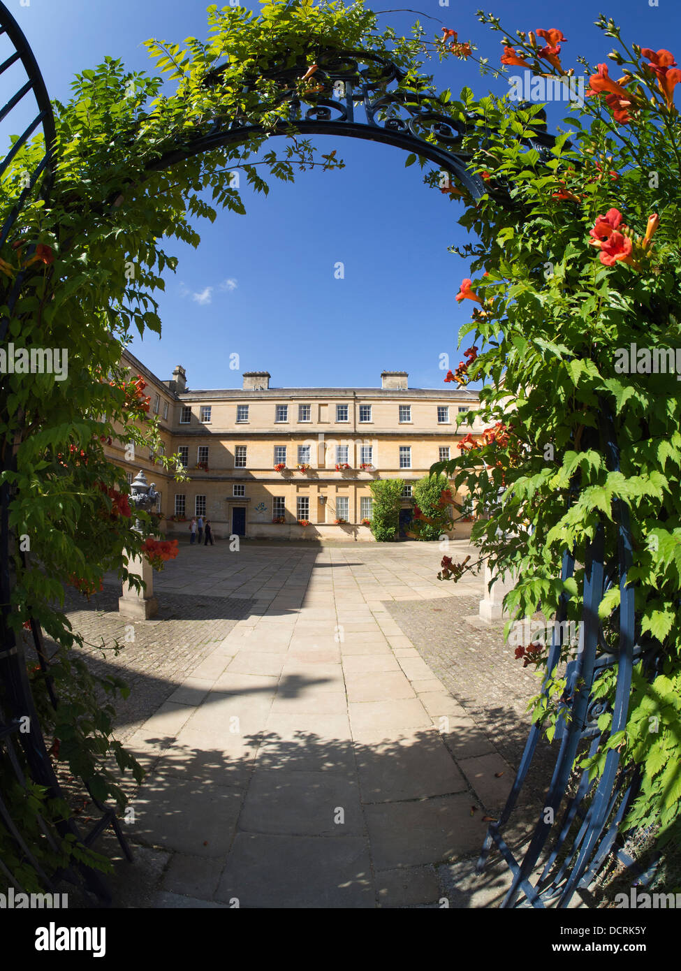 Flower-overgrown entrance to the garden quadrangle of Trinity College, Oxford 2 Stock Photo