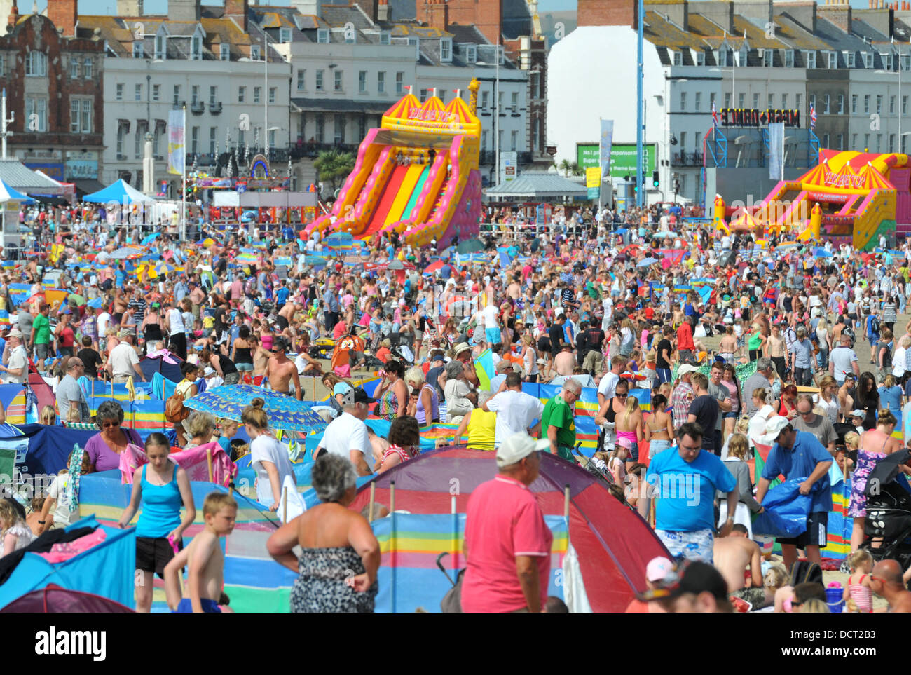 Busy crowded beach beaches crowds crowd hi-res stock photography and ...