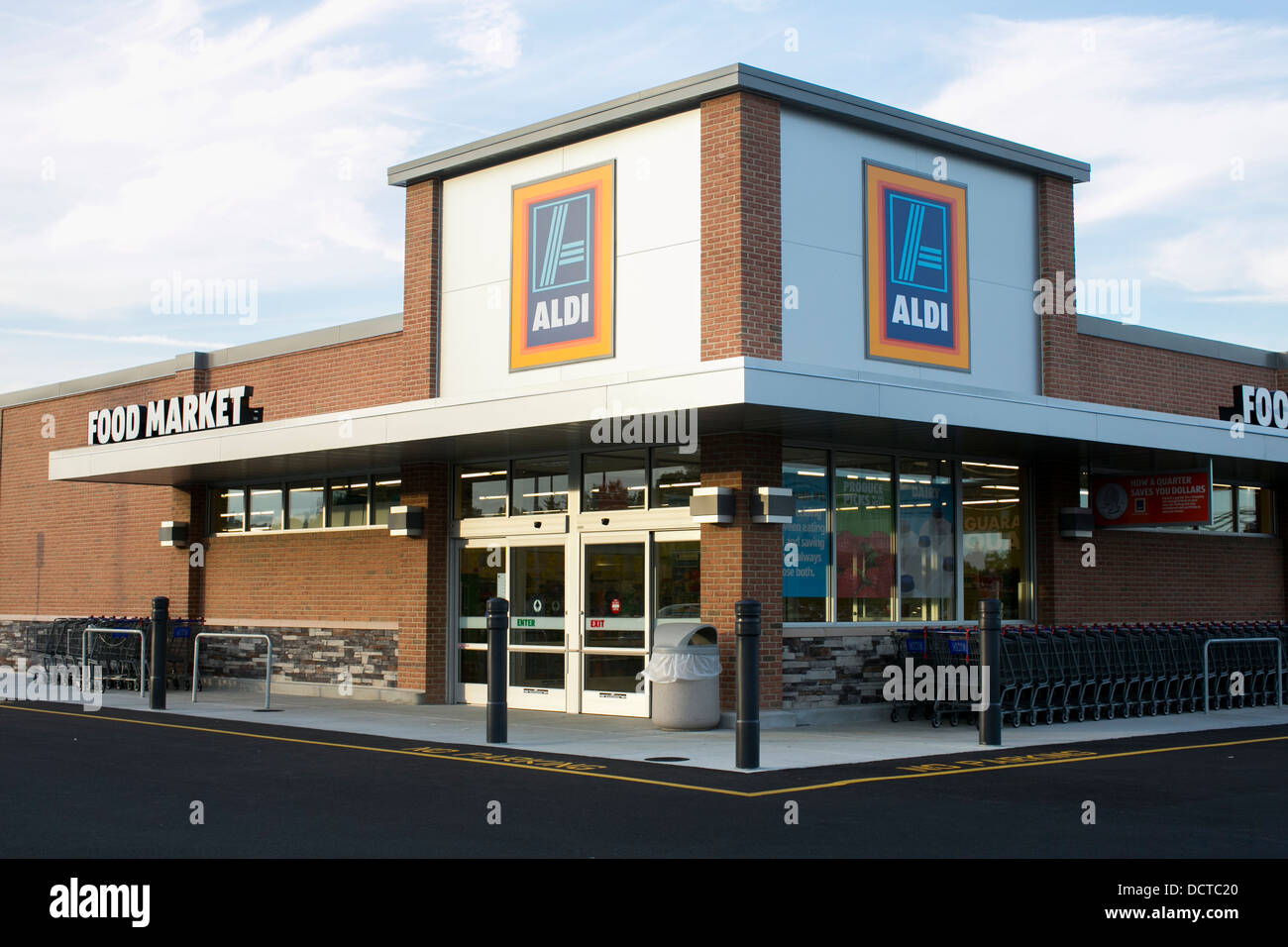 An Aldi discount grocery store. Stock Photo