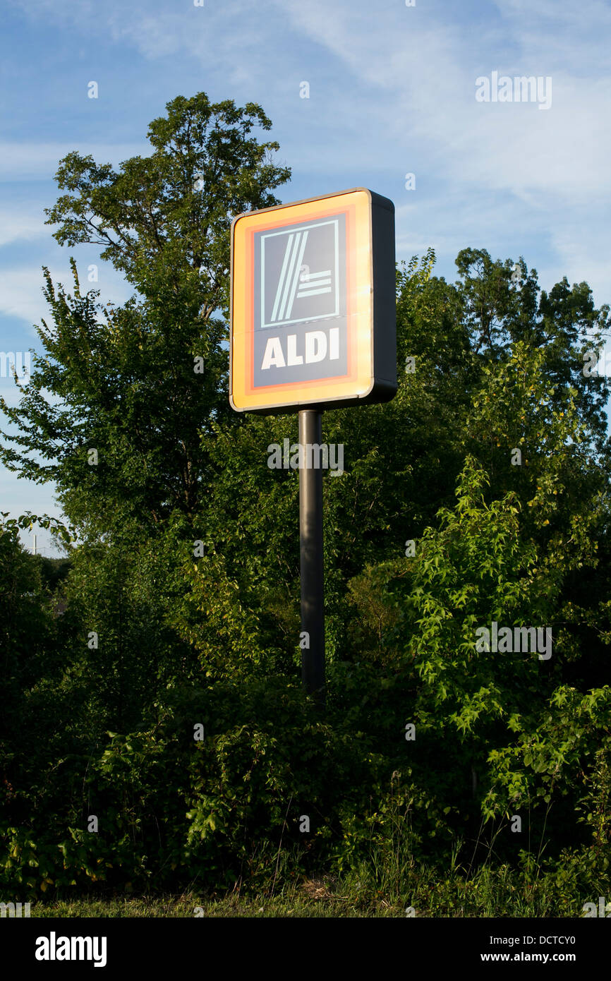 An Aldi discount grocery store Stock Photo Alamy