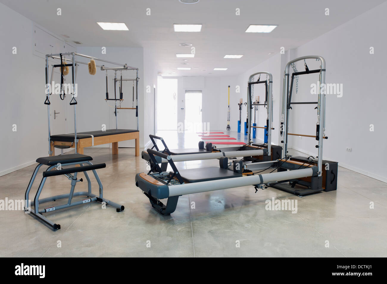 Gyms with equipments hires stock photography and images Alamy