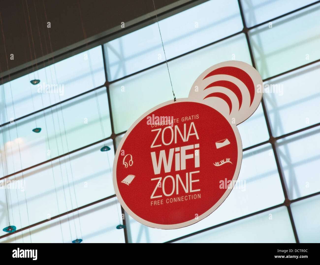 Wifi Zone Advertised In Both Spanish And English Stock Photo