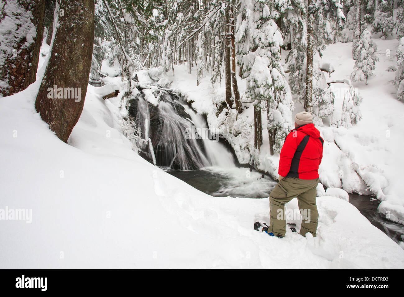 Snowshoe hikes hires stock photography and images Alamy