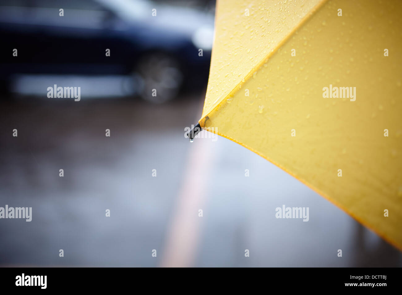 Yellow car rain hi-res stock photography and images - Alamy