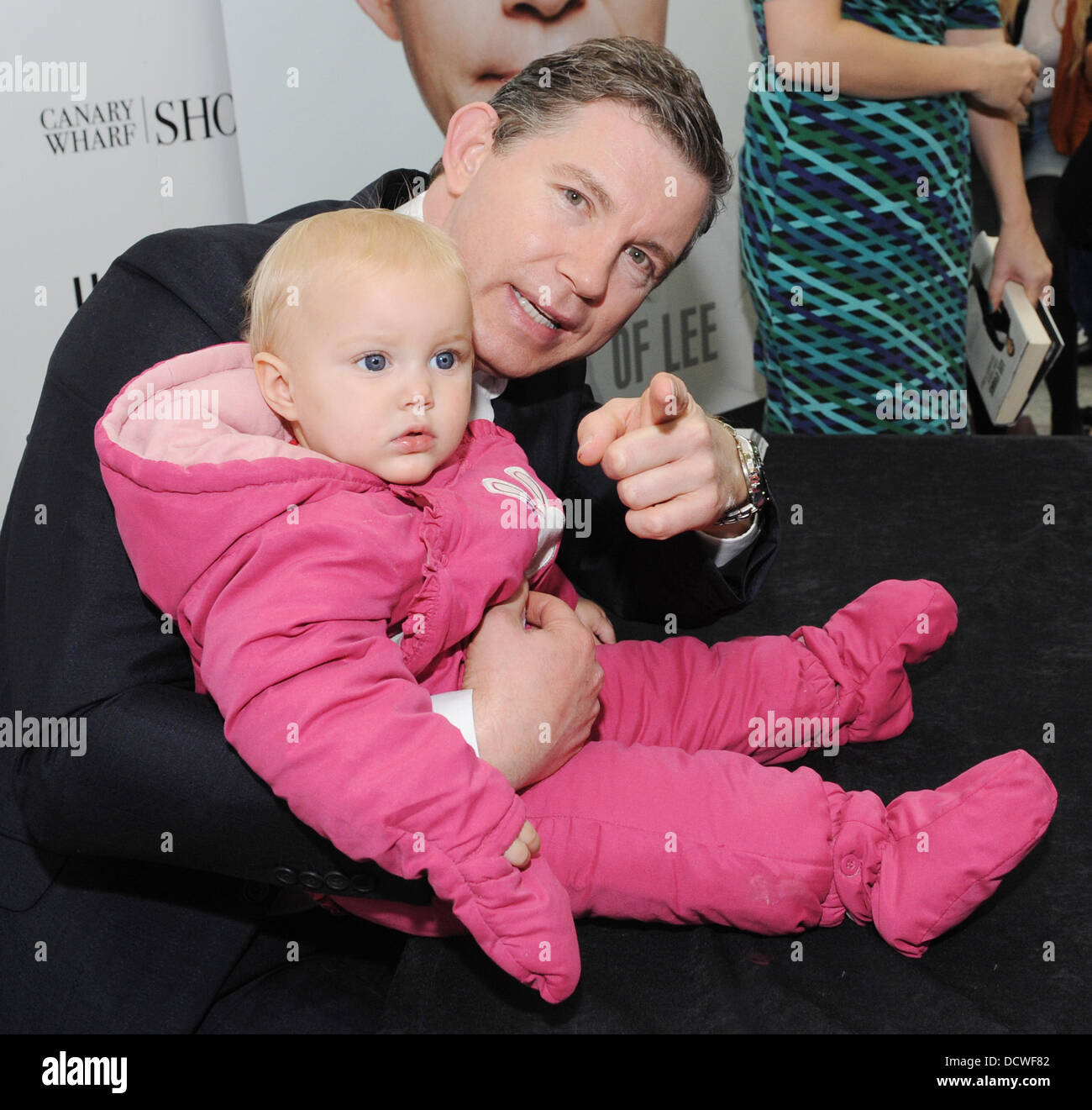 Lee Evans signs copies of his book 'The Life Of Lee' at Waterstone's,  Canary Wharf London, England - 24.11.11 Stock Photo - Alamy