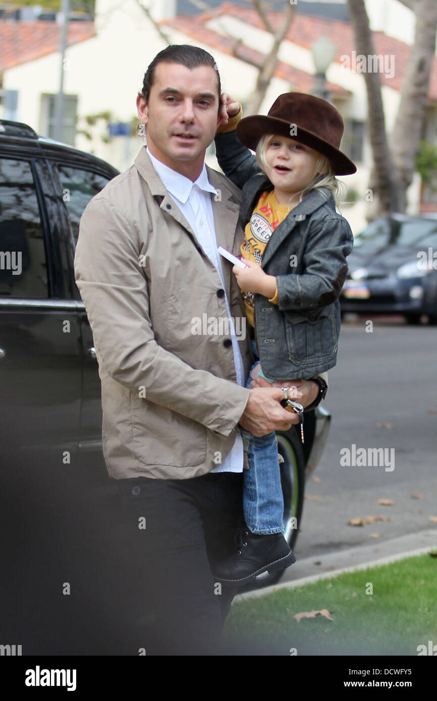 Gavin Rossdale holds Zuma as they arrive at Gwen's parents home to
