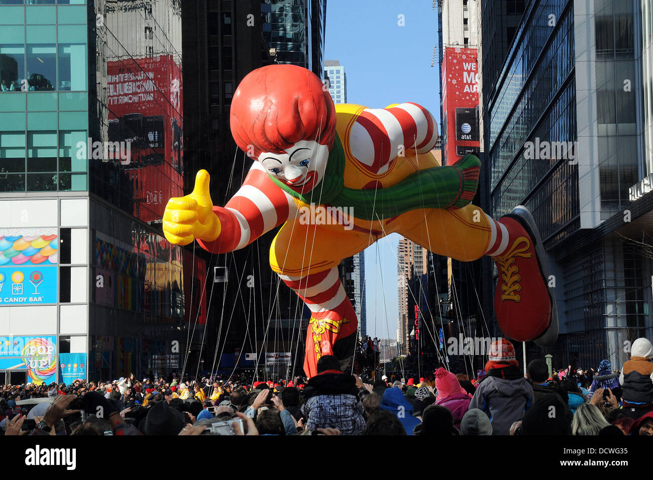 Ronald mcdonald balloon float macys hi-res stock photography and images ...