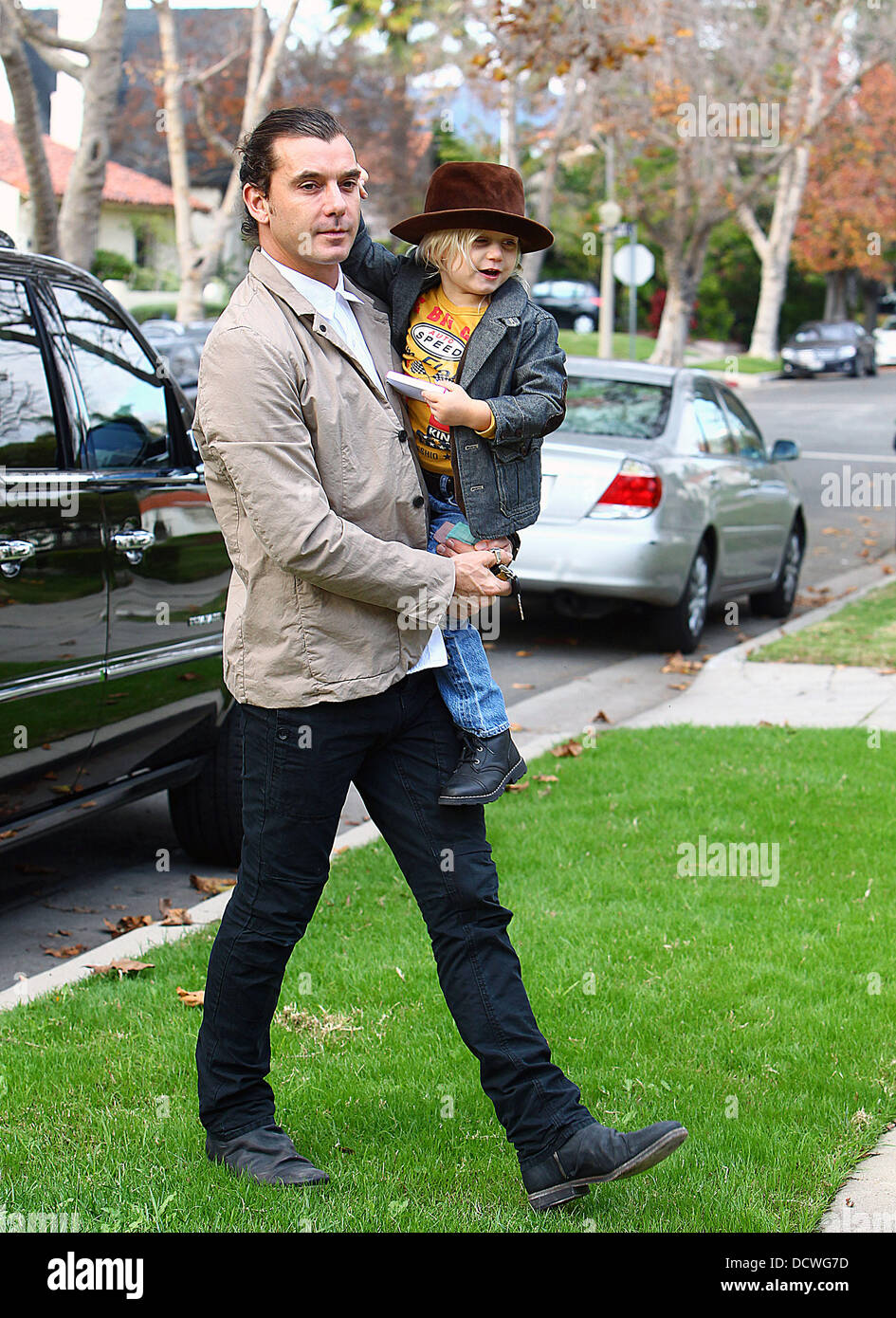 Gavin Rossdale holds Zuma as they arrive at Gwen's parents home to