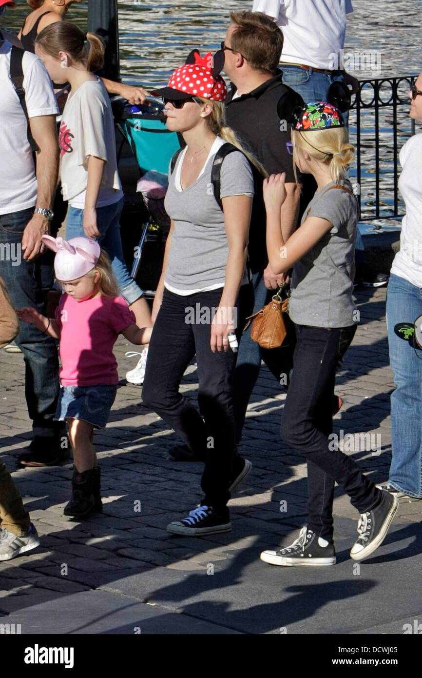 Reese Witherspoon and husband Jim Toth spend the day at Disneyland with(02)