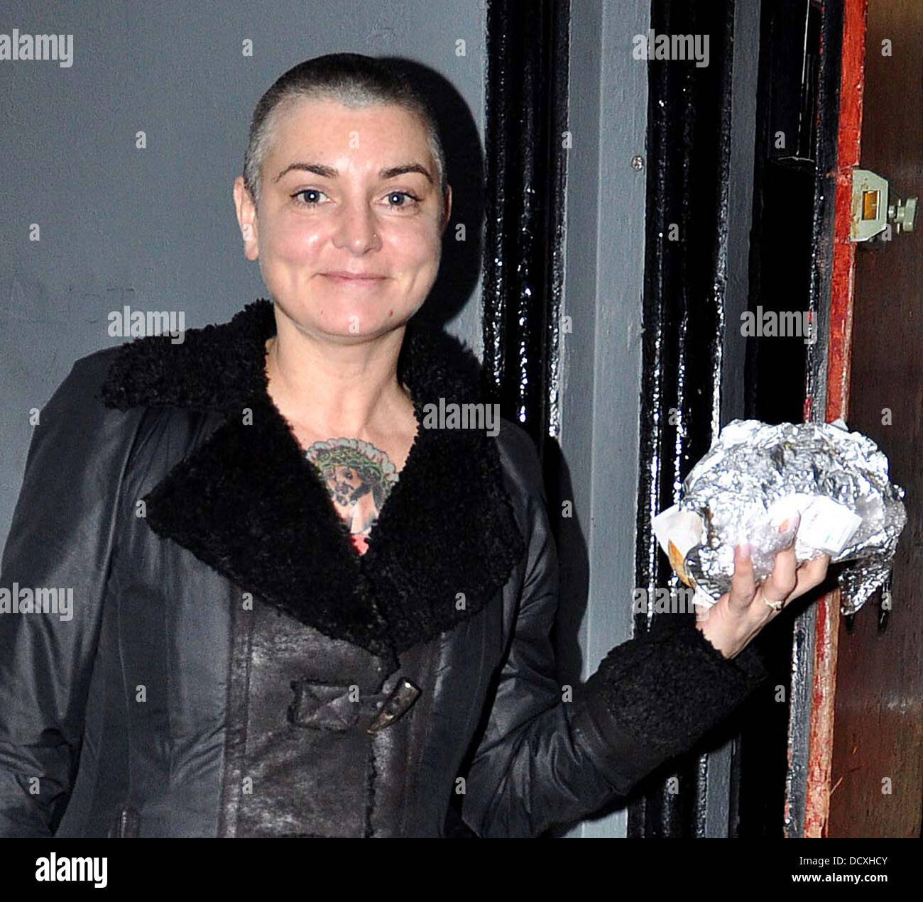 Sinead O'Connor arriving at the Olympia Theatre carrying her lunch