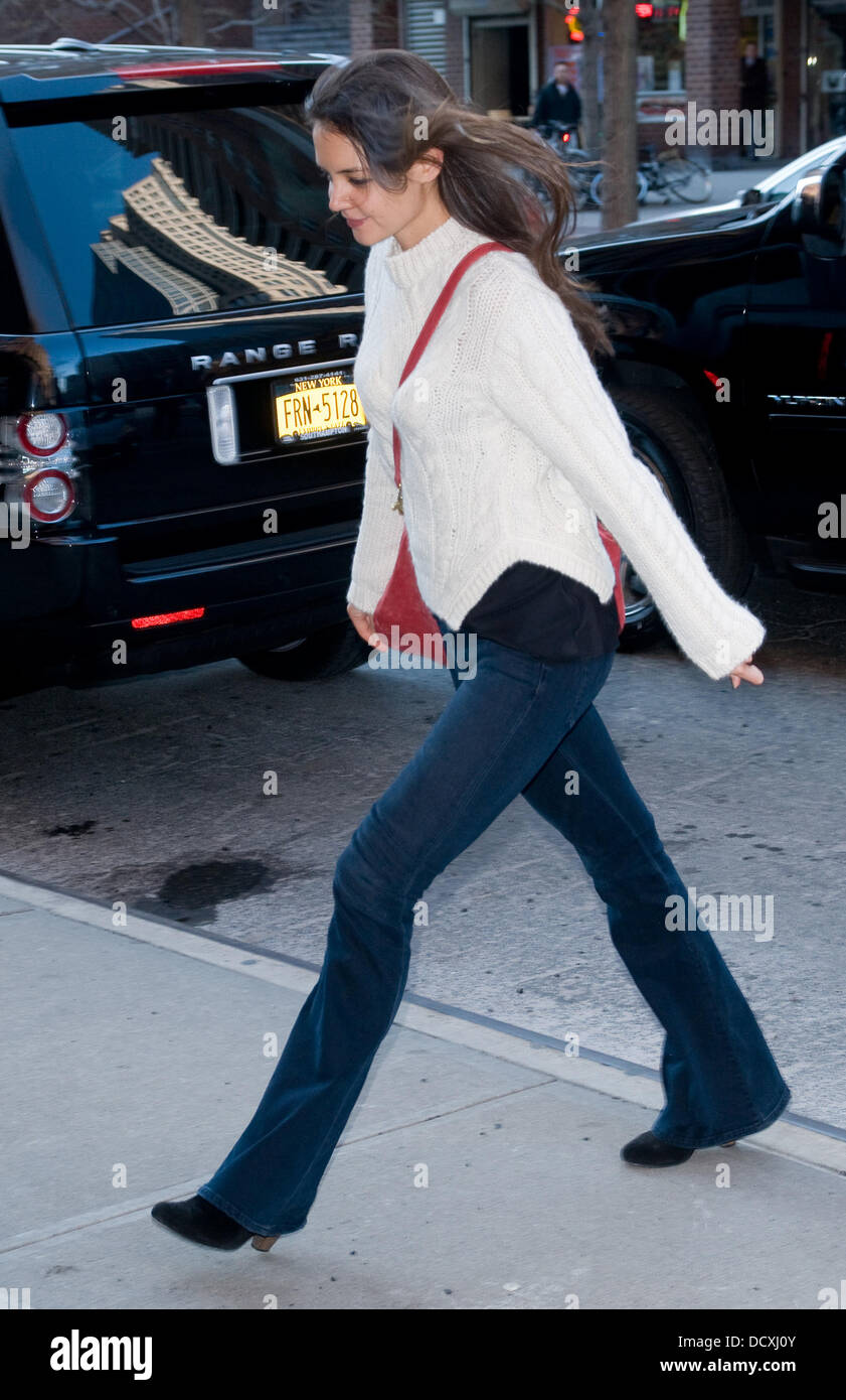 Katie Holmes   arriving at back at her Manhattan hotel after having a meal at Bubby's restaurant   New York City, USA - 19.12.11 Stock Photo