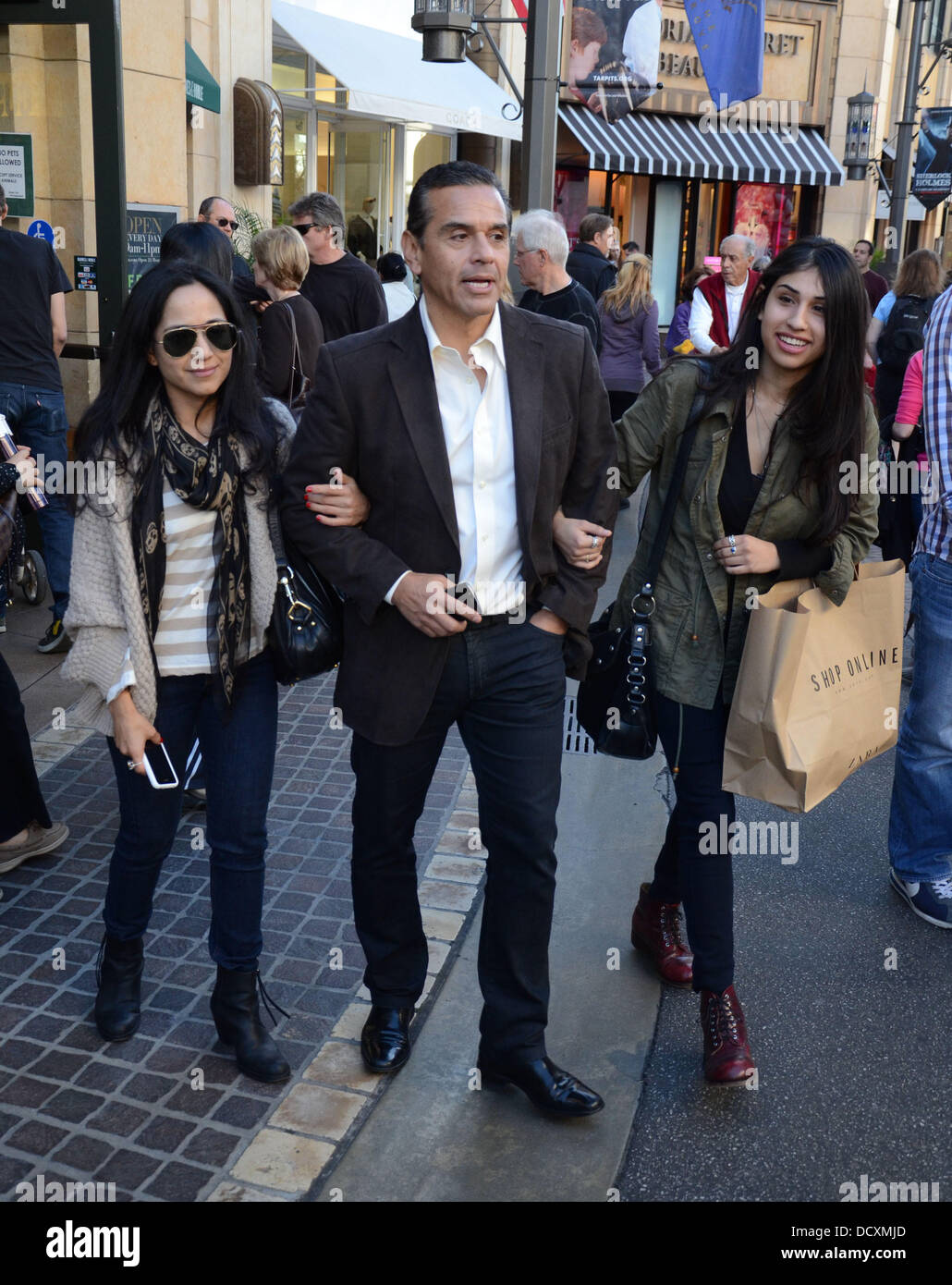 The Mayor of Los Angeles Antonio Villaraigosa shops with his daughters at The Grove Los Angeles, California - 23.12.11 Stock Photo
