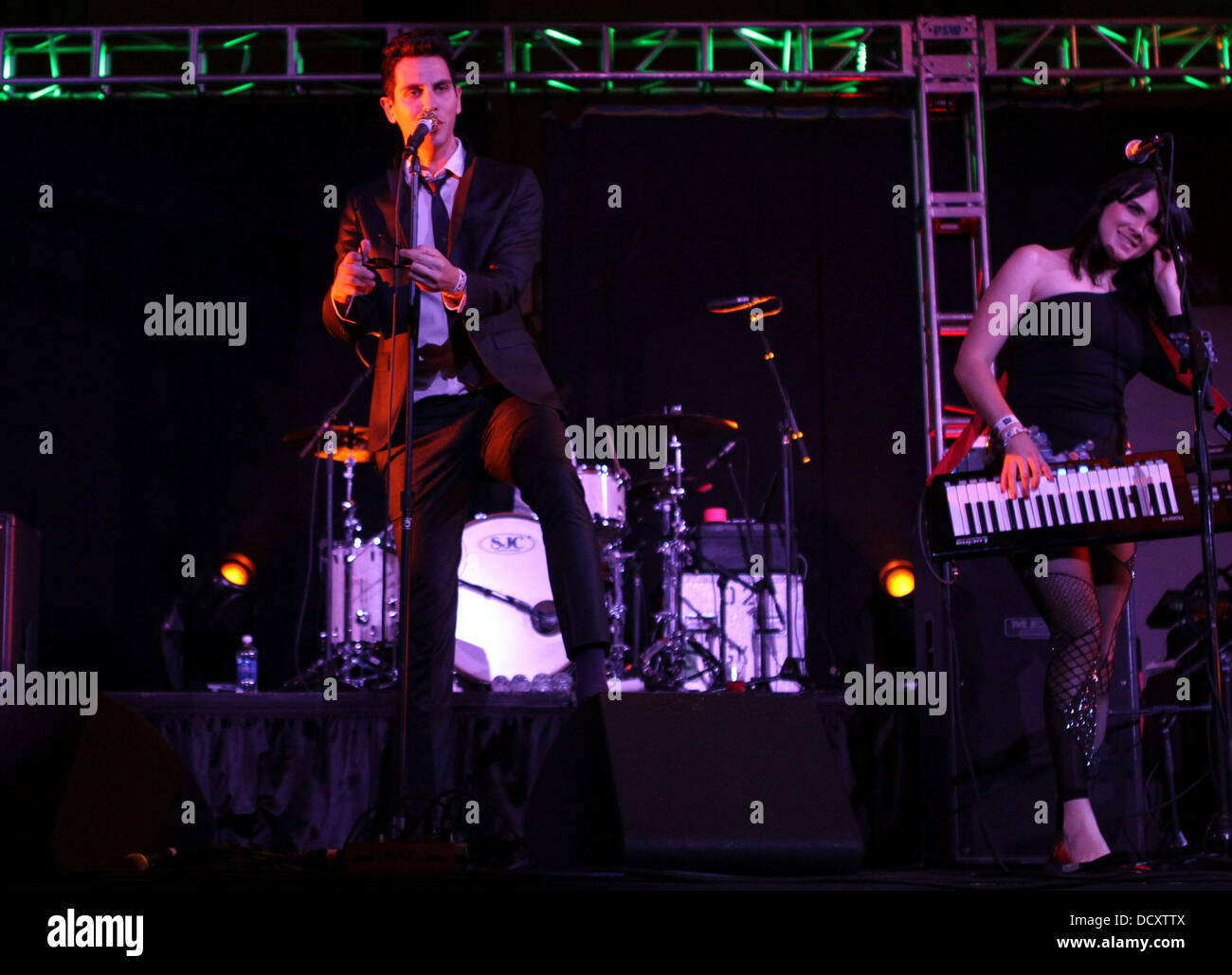 cobra-starship-lead-singer-gabe-saporta-and-keytarist-victoria-asher