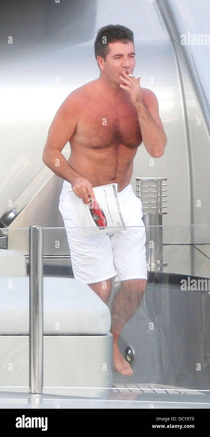 simon cowell cigarette Simon Cowell smoking a KOOL brand menthol cigarette as he relaxes onboard  the luxury super yacht, MY Slipstream. St Barts - 04.01.12 Stock Photo