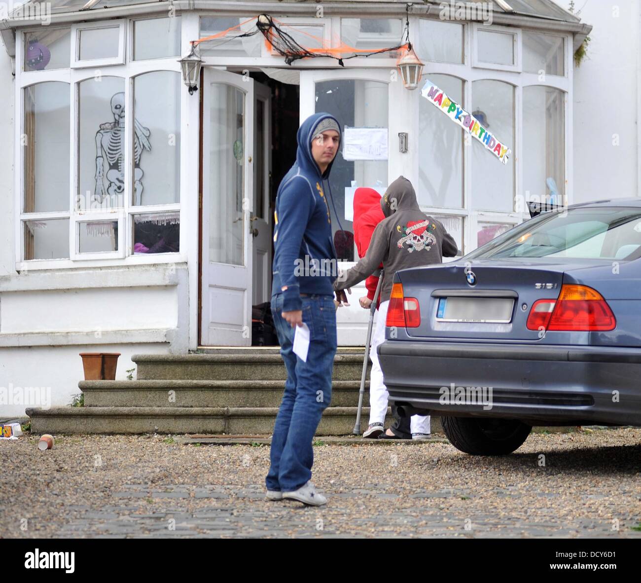 Sinead O'Connor returning to her home in Bray, Co. Wicklow this afternoon on crutches and being shielded by her daughter Roisin from being photographed. She earlier tweeted to her followers for help to find a Psychiatrist as she claimed she was in serious danger and needed to get back on her Meds. She then tweeted that she was on her way to hospital because she thought she had brok Stock Photo