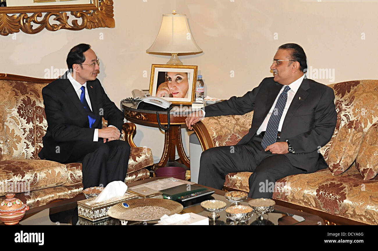Islamabad, Pakistan. 22nd August 2013.     Ambassador of China to Pakistan, Sun Weidong called on President Asif Ali Zardari at the Aiwan-e-Sadr, Islamabad on August 22, 2013.    Handout by Pakistan informtion department      (Photo by PID/Deanpictures/Alamy Live News) Stock Photo
