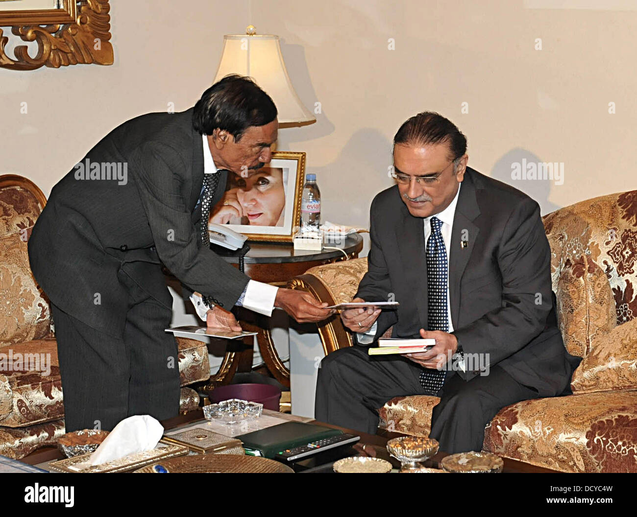 Islamabad, Pakistan. 22nd August 2013.  Syed Sartaj Hussain Shah presenting his book to President Asif Ali Zardari at the Aiwan-e-Sadr, Islamabad on August 22, 2013.      Handout by Pakistan informtion department      (Photo by PID/Deanpictures/Alamy Live News) Stock Photo