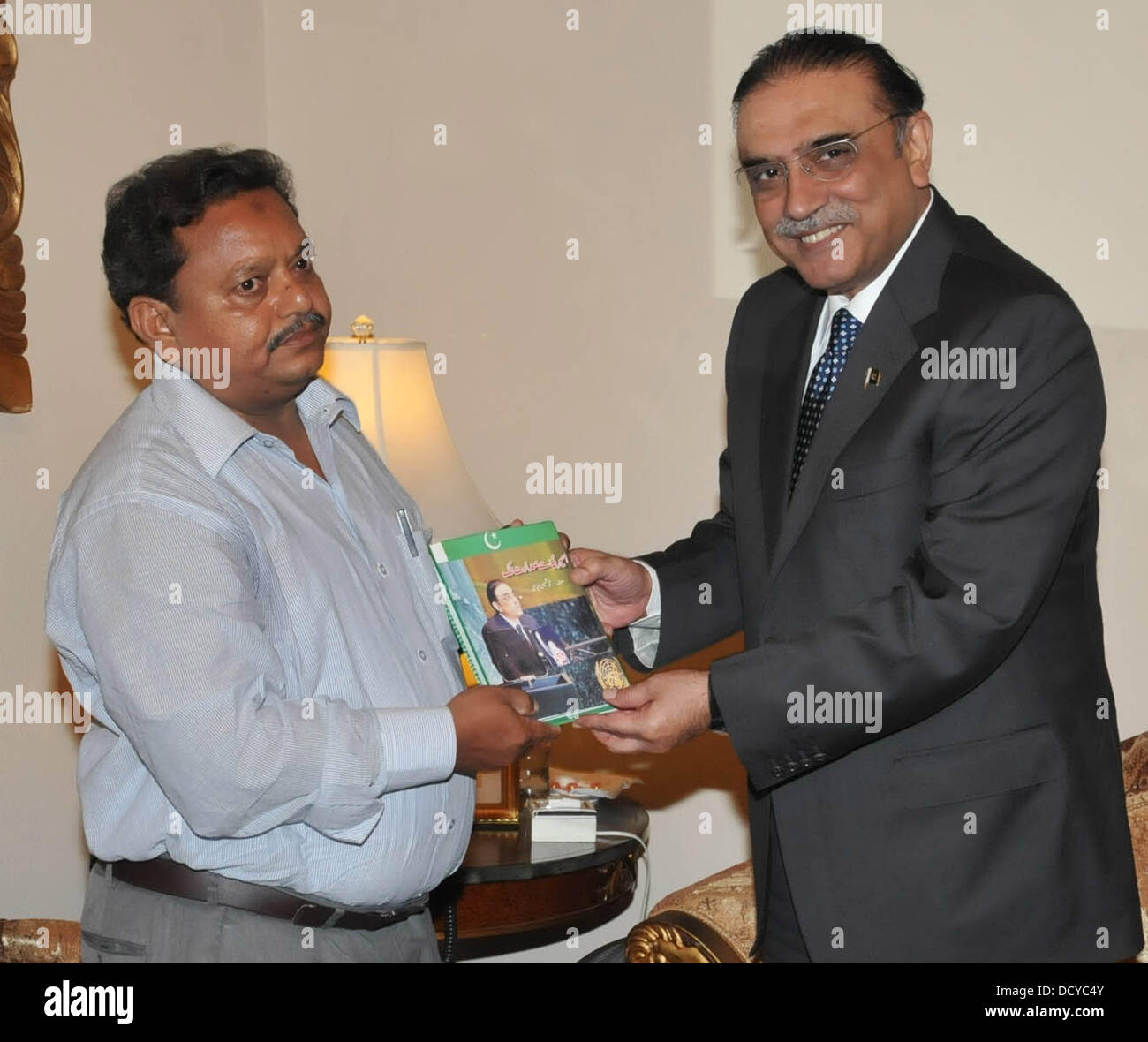 Islamabad, Pakistan. 22nd August 2013.    Mr. Muhammad Tahseen Abbasi presenting his book to President Asif Ali Zardari at the Aiwan-e-Sadr, Islamabad on August 22, 2013.    Handout by Pakistan informtion department      (Photo by PID/Deanpictures/Alamy Live News) Stock Photo