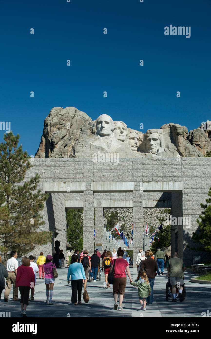 VISITOR CENTER MOUNT RUSHMORE NATIONAL MONUMENT (©GUTZON & LINCOLN