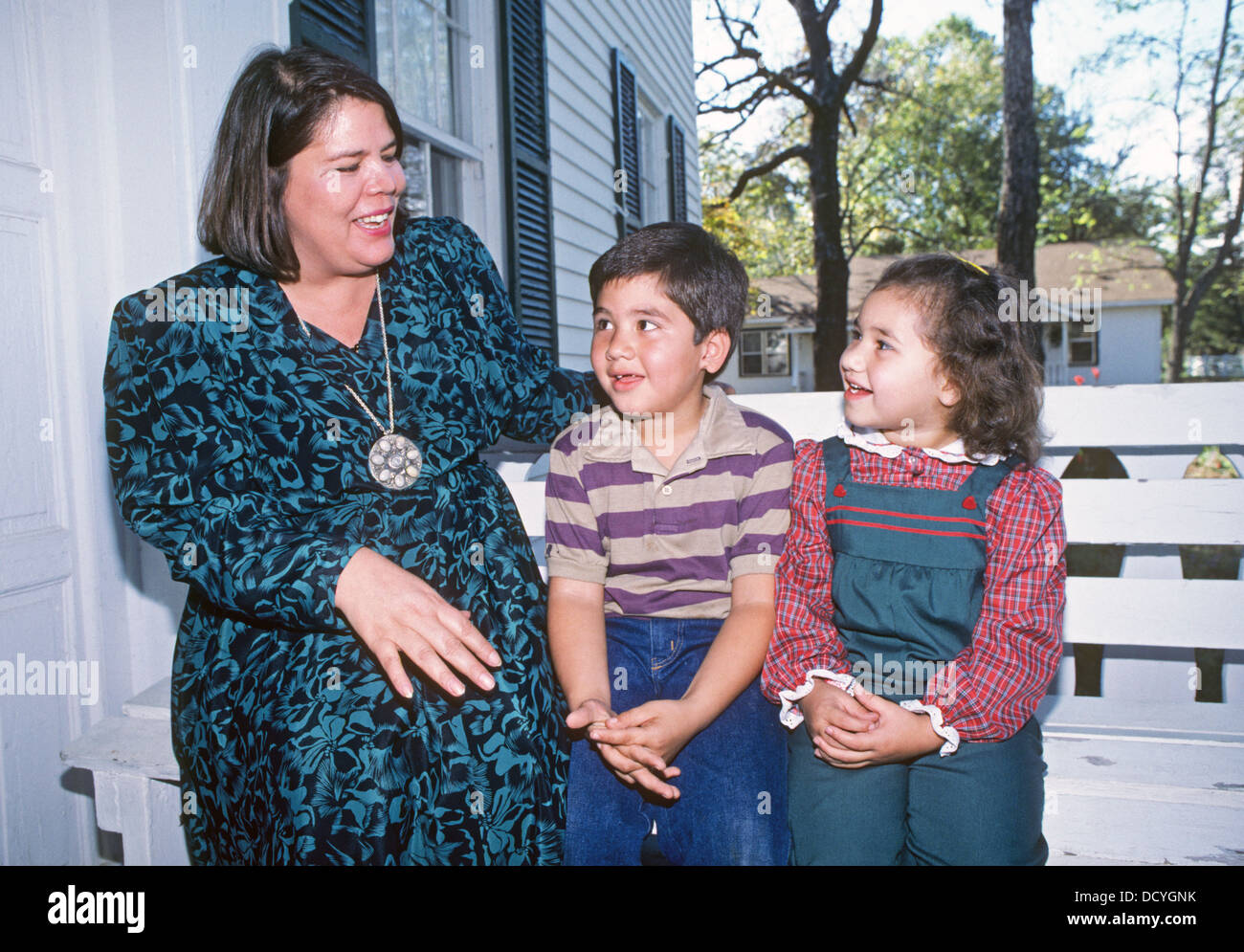 Wilma Mankiller principal chief of the Cherokee Nation from 1985-1995 with Cherokee children on the Cherokee Reservation Stock Photo