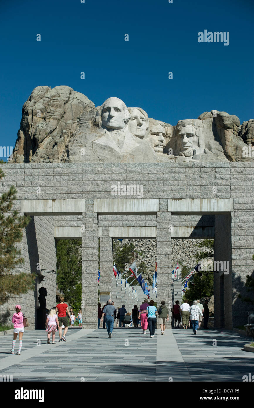 VISITOR CENTER MOUNT RUSHMORE NATIONAL MONUMENT (©GUTZON & LINCOLN