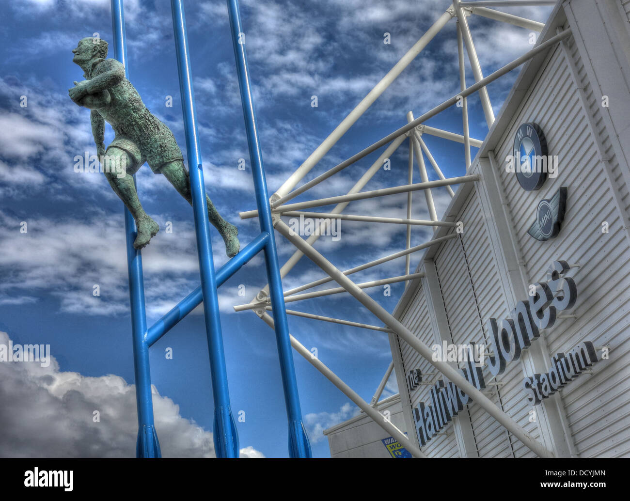 Brian Eyrl Bevan Statue at Halliwell Jones stadium, Mike Gregory Way / Winwick Rd, Warrington, WA2 7NE Stock Photo