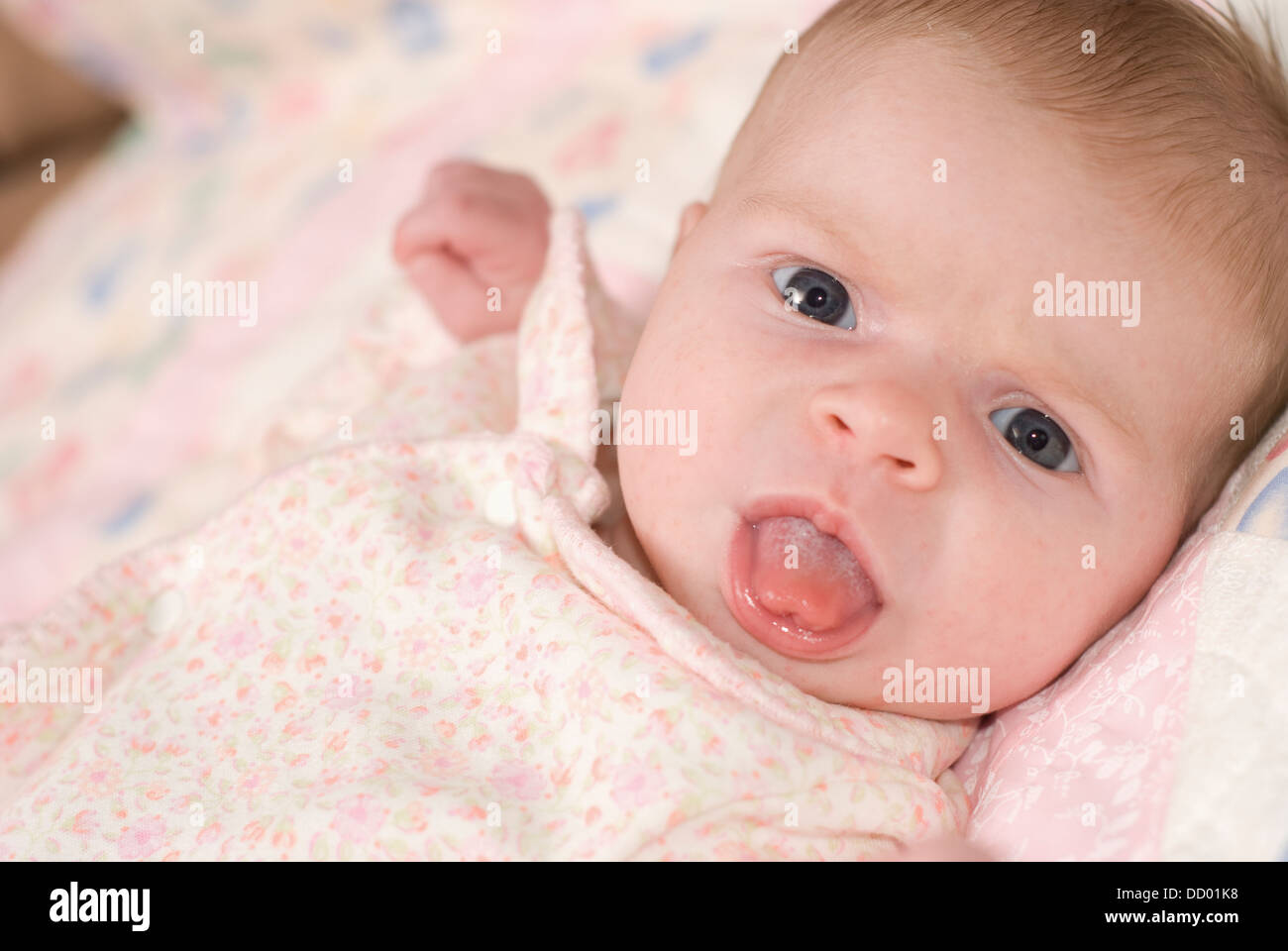 Грудничок высовывает кончик язычка. Дети с высунутым языком фото. Ребенок с высунутым языком. Грудничок высовывает язык. Ребенок высовывает язык что это.