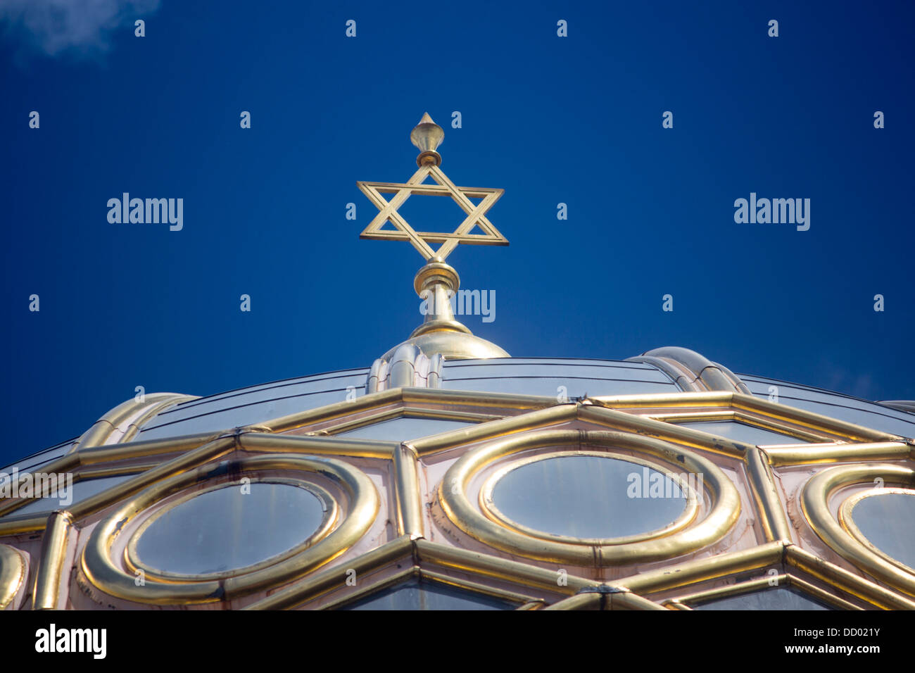 Neue Synagoge New Synagogue Star of David on dome with blue sky Oranienburger Strasse Scheunenviertel Mitte Berlin Germany Stock Photo