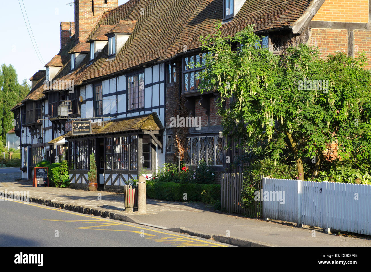 Medieval weavers houses with Maydes Restaurant Biddenden Kent England UK Stock Photo